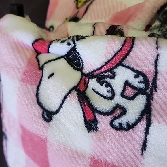 Brand new Berkshire Peanuts Snoopy Pink Holiday Blanket - Picture 2 of 8